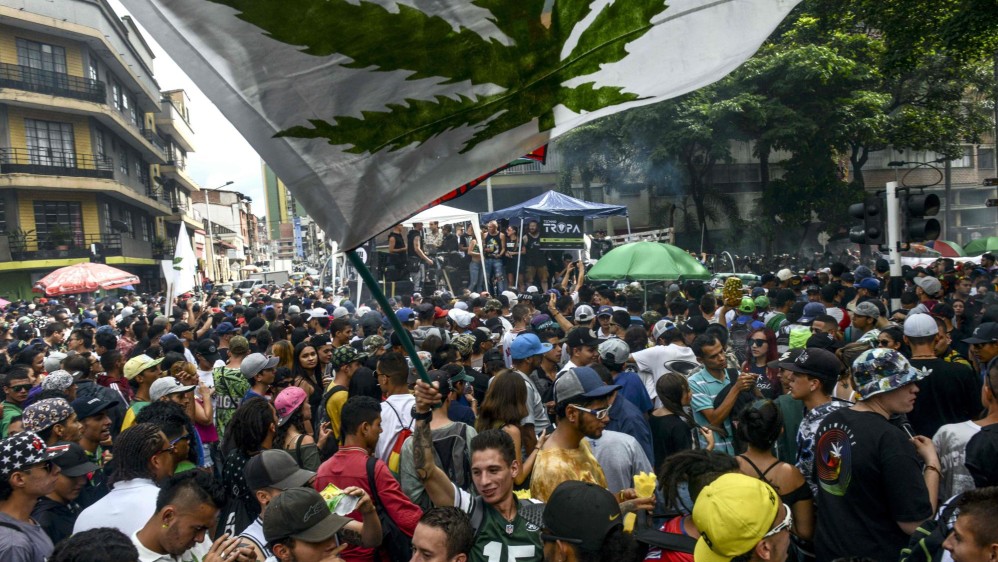 Por lo menos 2.500 personas de distintas edades se movilizaron el sábado en Medellín para pedir la despenalización del cannabis, en el marco de la Marcha Mundial de Marihuana. FOTO AFP