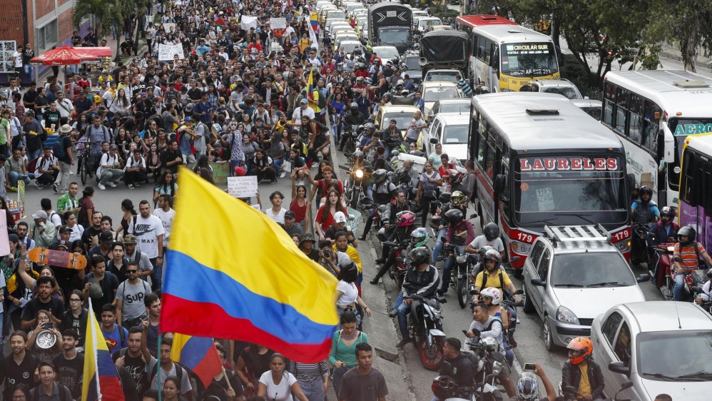 Cánticos en rechazo al gobierno Nacional y al accionar del Esmad se entonaron en los marchantes en el recorrido por el centro de Medellín. Foto: Manuel Saldarriaga Quintero