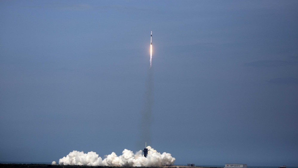 Después, la segunda etapa del Falcon 9 puso la cápsula Crew Dragon en la órbita adecuada para llegar a su destino, la Estación Espacial Internacional (ISS), que vuela a 400 km por encima de los océanos, a más de 27.000 km/h. FOTO AFP