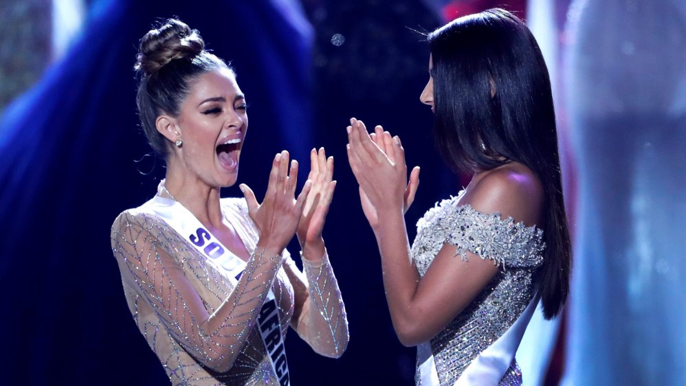 Las dos finalistas, Miss Sudáfrica, Demi-Leigh Nel-Peters y Miss Colombia, Laura González. FOTO Reuters