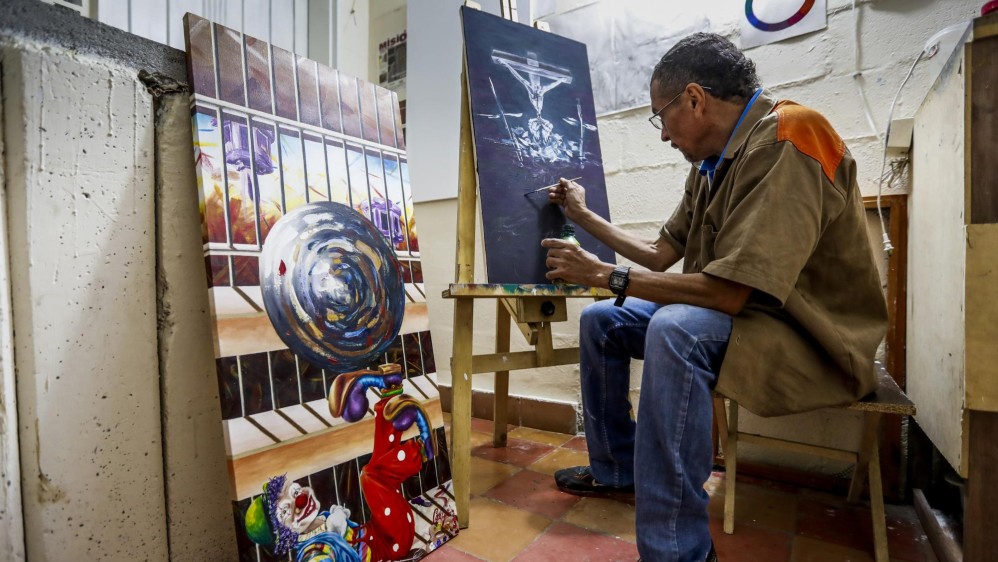Conejo muestra con orgullo sus obras. Tiene fe de que en su pronta libertad, podrá dedicarse a la pintura. Foto: Jaime Pérez.