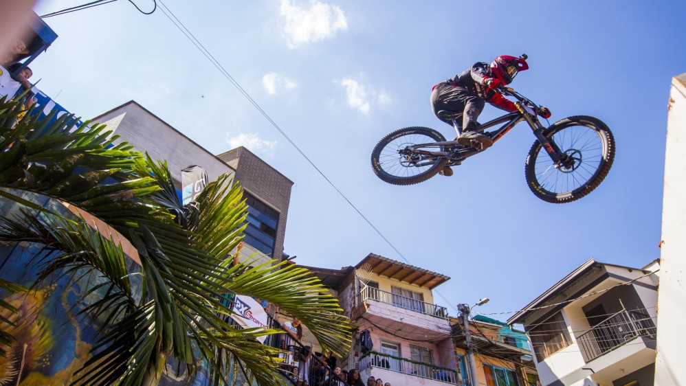 Con la realización de la carrera Downhill Challenge, la organización del Guinness World Records le concedió a Medellín el titulo de la pista urbana de ciclismo más larga del mundo. Foto: Carlos Velázquez