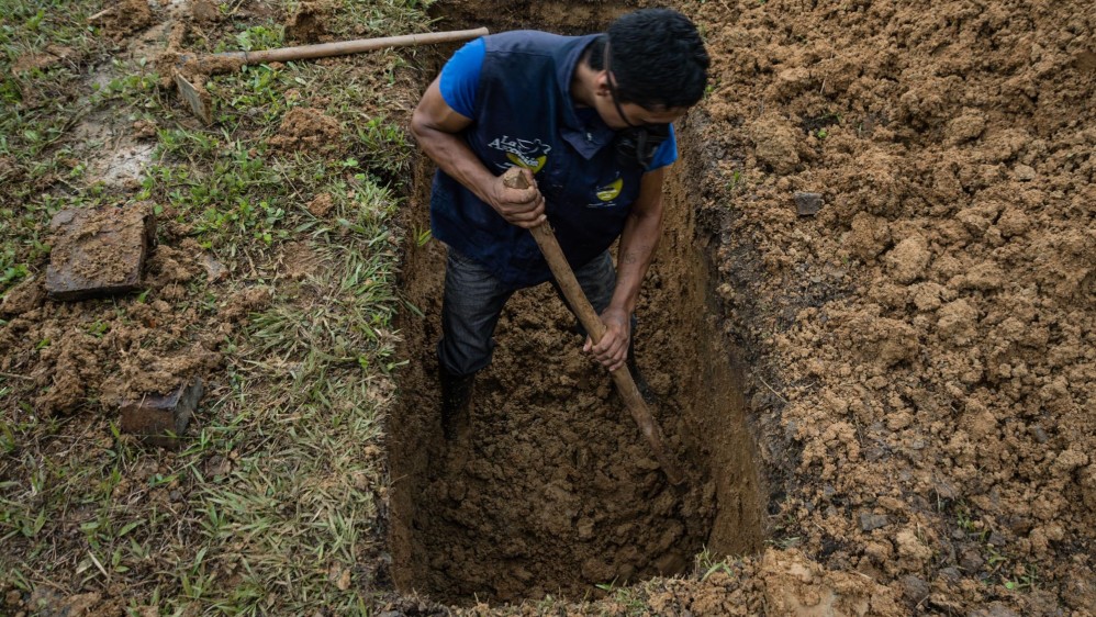 Las familias de algunas víctimas están cavando huecos para enterrar los cuerpos sin vida de sus familiares. Foto: Andrés Cardona