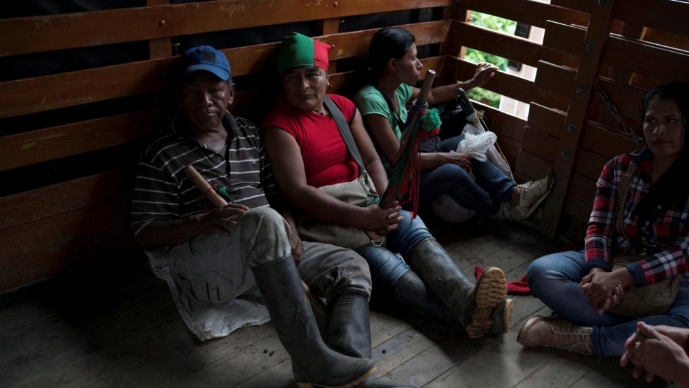 La comunidad Nasa regresa a sus viviendas luego de asistir al entierro de Daniel. Foto: Federico Ríos, Reuters.