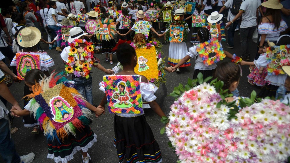 Agregó que este desfile es fundamental para mantener “viva” esta práctica que nació en las montañas del departamento de Antioquia, en el noroeste del país. FOTO AFP