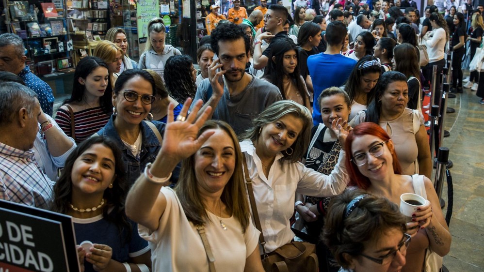 Fans de la marca madrugaron este sábado para asistir a la apertura de H&M, la empresa sueca que abrió su primera tienda en el centro comercial El Tesoro de Medellín. FOTO JULIO CÉSAR HERRERA