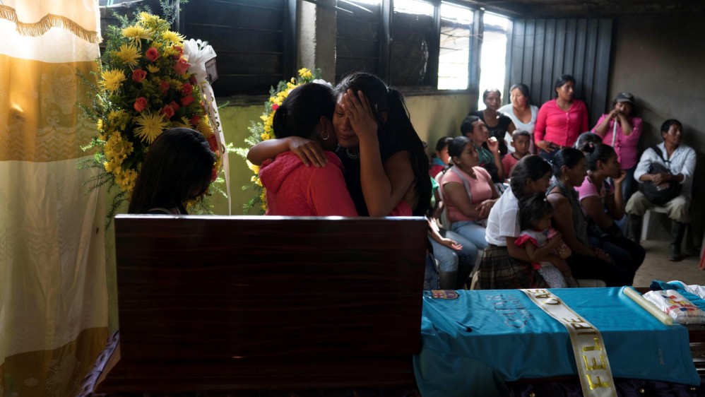 Cientos de miembros de la comunidad Nasa asisten al velorio de Daniel, uno de los cuatro indígenas asesinados en los últimos enfrentamientos con la fuerza pública. Foto: Federico Ríos, Reuters.