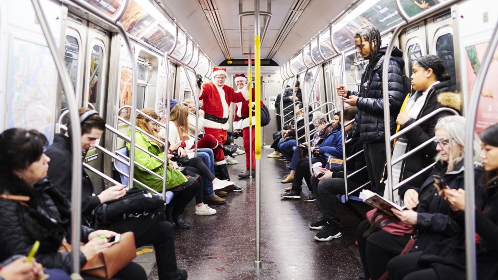 Se prohibió el consumo de bebidas alcohólicas en el metro. Foto GABBY JONES - Efe 