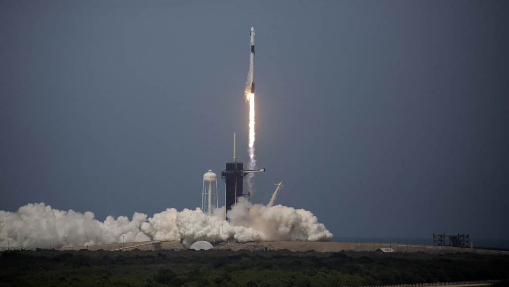 El cohete Falcon 9, de la compañía creada por Elon Musk, despegó según lo previsto, a las 15H22 (19H22 GMT, 2:22 p. m. en Colombia), y puso en órbita sin inconvenientes la cápsula Crew Dragon unos diez minutos después. FOTO AFP