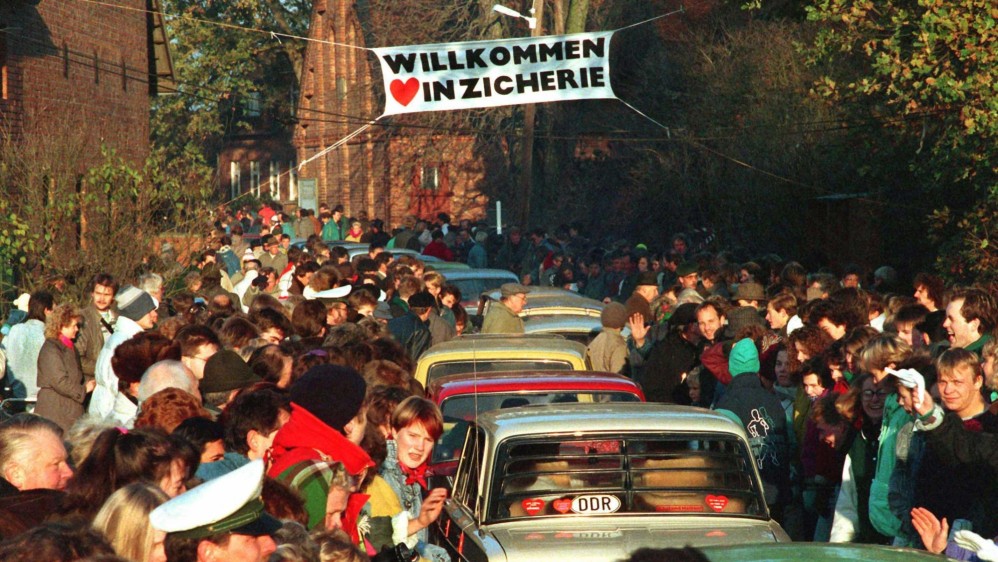 Ciudadanos de Zicherie, Alemania Occidental, dan la bienvenida a Trabis de Boeckwitz, el pueblo vecino situado en el este de Alemania, en la frontera con Alemania Occidental. Foto de archivo tomada el 18 de noviembre de 1989. FOTO AFP