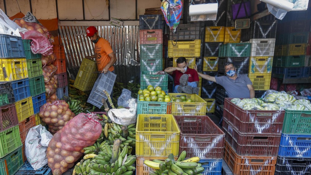 Con un aproximado de 5.985 toneladas de productos proveniente del todo departamento, la plaza Mayorista se abastece para que las familias puedan conseguir a precios económicos sus alimentos. Foto: Manuel Saldarriaga Quintero.