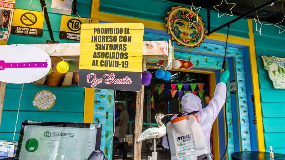 La desinfección de bares y discotecas sería una constante en estos establecimientos, en un futuro. FOTO: Juan Antonio Sánchez