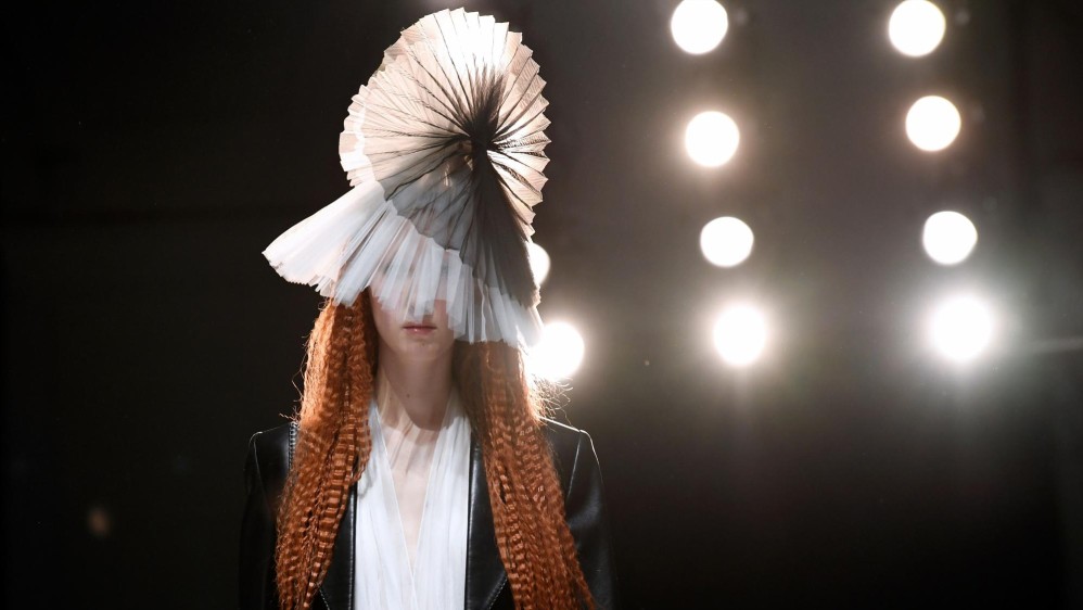 Una modelo presenta una creación de Jean-Paul Gaultier durante el desfile de moda de la colección Primavera-Verano de Alta Costura 2019 en París. Foto: AFP.