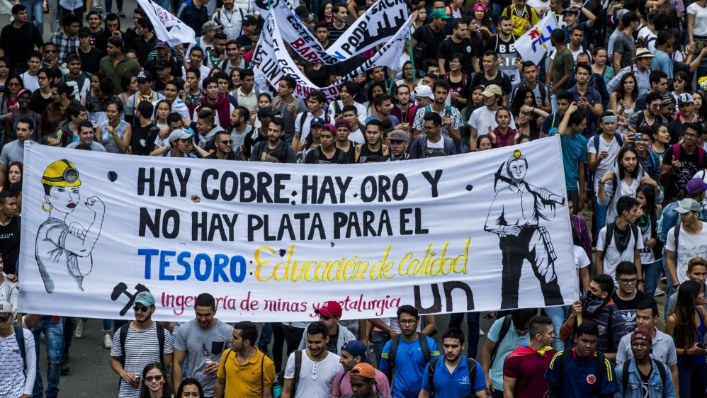 Miles de estudiantes, maestros y población en general se reunieron en las principales plazas de las ciudades. Foto Jaime Pérez