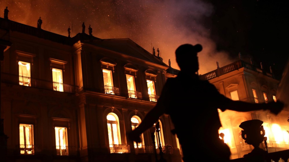 Un enorme incendio devoró este domingo los 200 años de historia del Museo Nacional de Rio de Janeiro, una de las joyas culturales más preciadas de Brasil, con un acervo de más de 20 millones de valiosas piezas. FOTO REUTERS