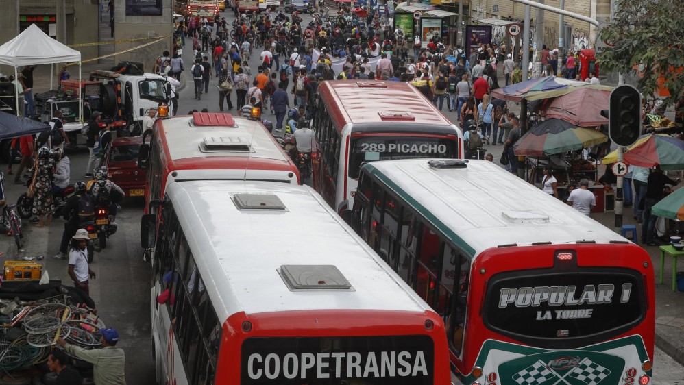 Cánticos en rechazo al gobierno Nacional y al accionar del Esmad se entonaron en los marchantes en el recorrido por el centro de Medellín. Foto: Manuel Saldarriaga Quintero