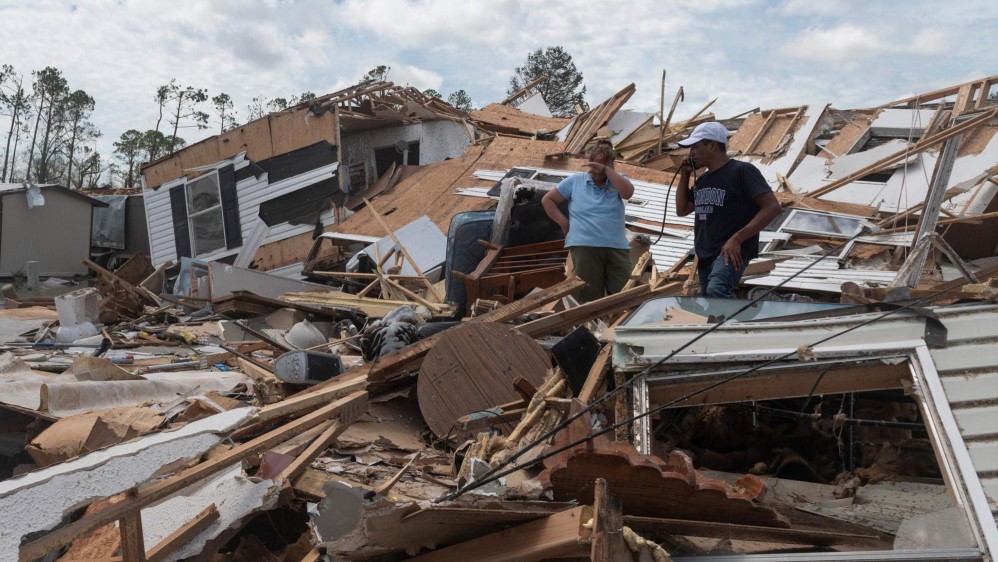 El huracán Laura, a su paso por el sur de Estados Unidos, dejó seis víctimas mortales, así como daños en viviendas y en una planta petroquímica. FOTO AFP