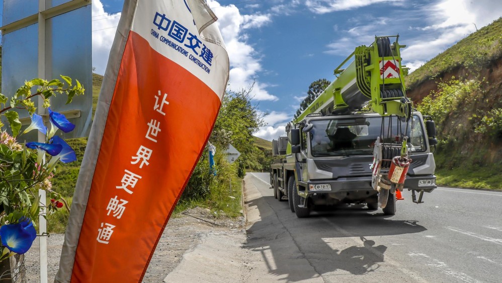 Las volquetas, retroexcavadoras, plantas de asfalto, equipos de pavimentación llegaron directamente de China. Foto Juan Antonio Sánchez Ocampo 
