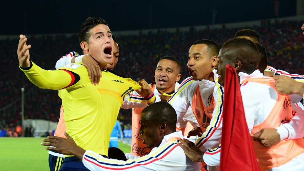 Colombia salió decidido a buscar en el segundo tiempo en campo chileno, y James pudo generar más peligro al moverse más cerca del arco de Claudio Bravo. FOTO AFP