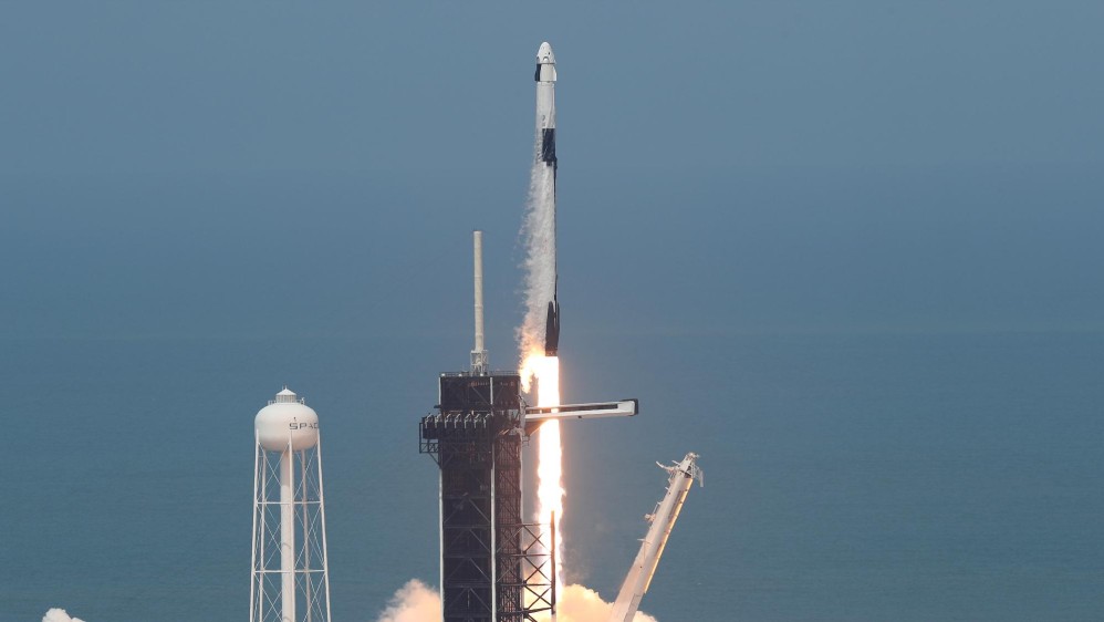 El cohete despegó del Centro Espacial Kennedy, en Florida. Es la primera vez que una empresa privada de Estados Unidos logra concretar una misión de esta naturaleza para la Nasa. FOTO AFP