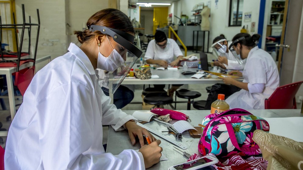 Los estudiantes deben cumplir con el distanciamiento social en los laboratorios. Foto: Juan Antonio Sánches