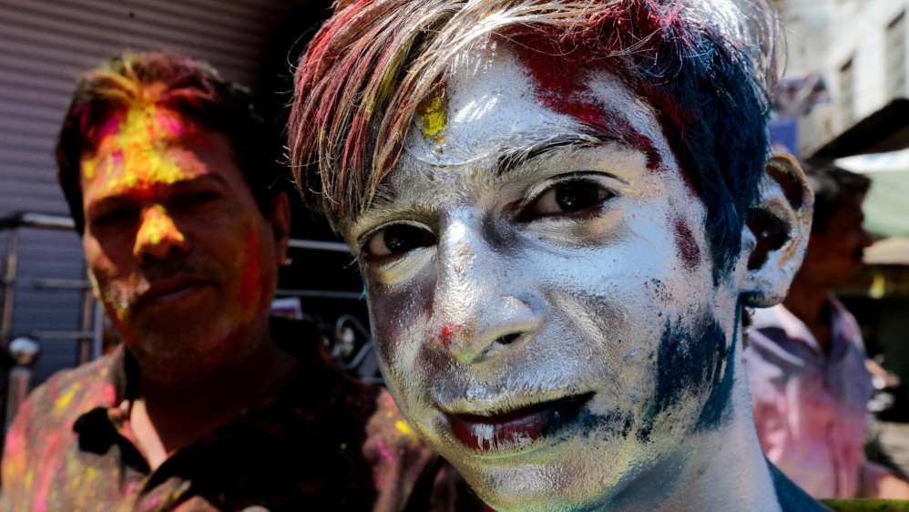 Los rostros de colores, son los protagonistas en el festiva Holi en las calles de Bombay. Foto: EFE/ Divyakant Solanki