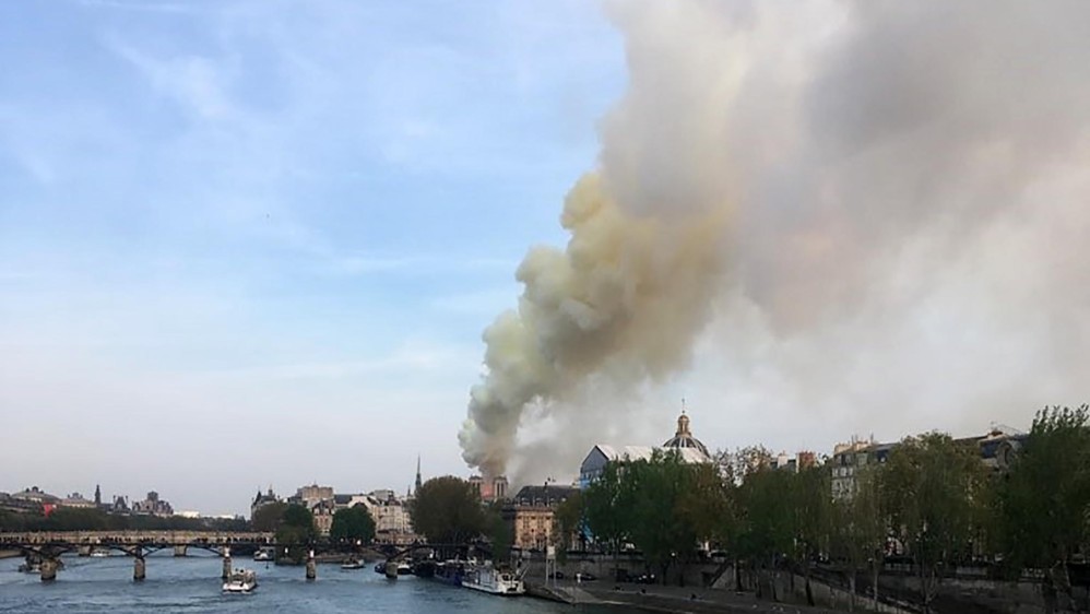 El incendio estaría “potencialmente relacionado” a los trabajos de renovación de la edificación, informaron los bomberos. FOTO AFP