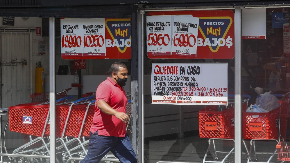 Las tiendas de barrio y los supermercados incrementaron las ventas a domicilio como respuesta a la cuarentena estricta. FOTO MANUEL SALDARRIAGA QUINTERO