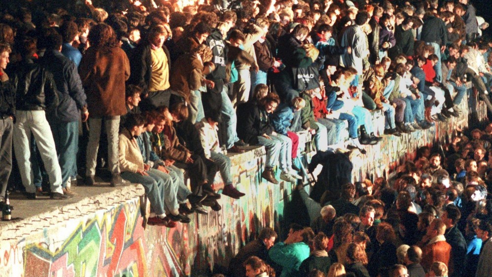 Jóvenes berlineses orientales celebran en lo alto del muro de Berlín. Foto de archivo tomada el 11 de noviembre de 1989. FOTO AFP