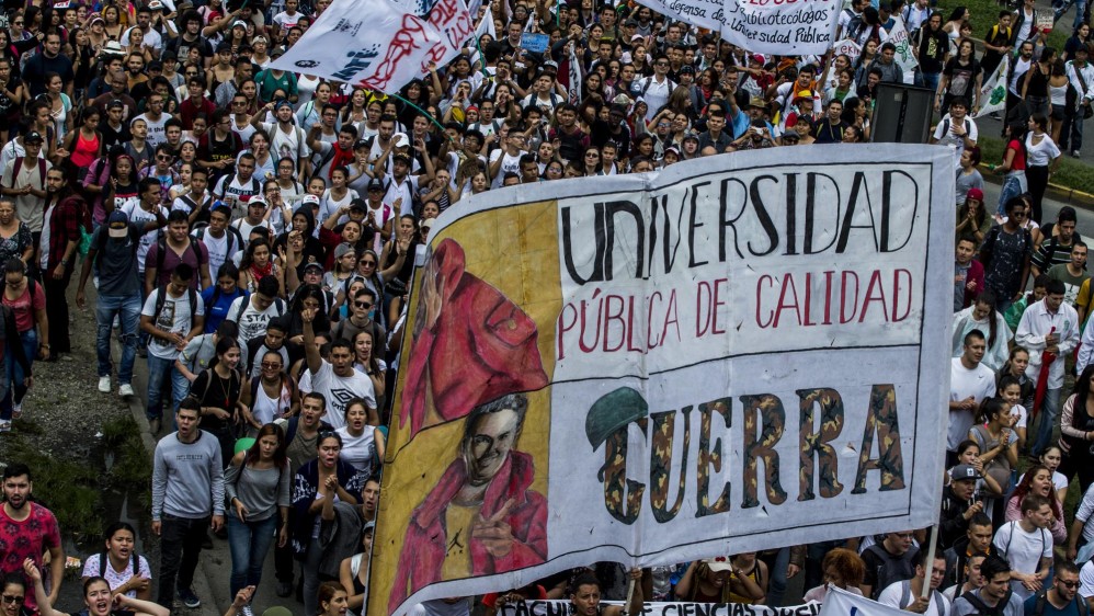 Miles de estudiantes, maestros y población en general se reunieron en las principales plazas de las ciudades. Foto Jaime Pérez
