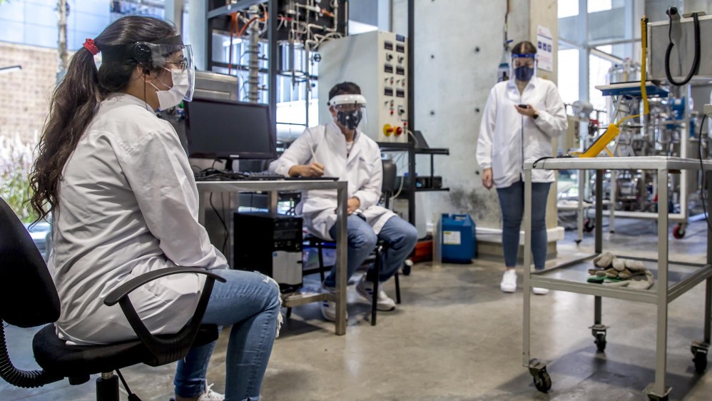 Los estudiantes deben cumplir con el distanciamiento social en los laboratorios, los equipos son sometidos a esterilizaciones para evitar contagios. Foto: Juan Antonio Sánches