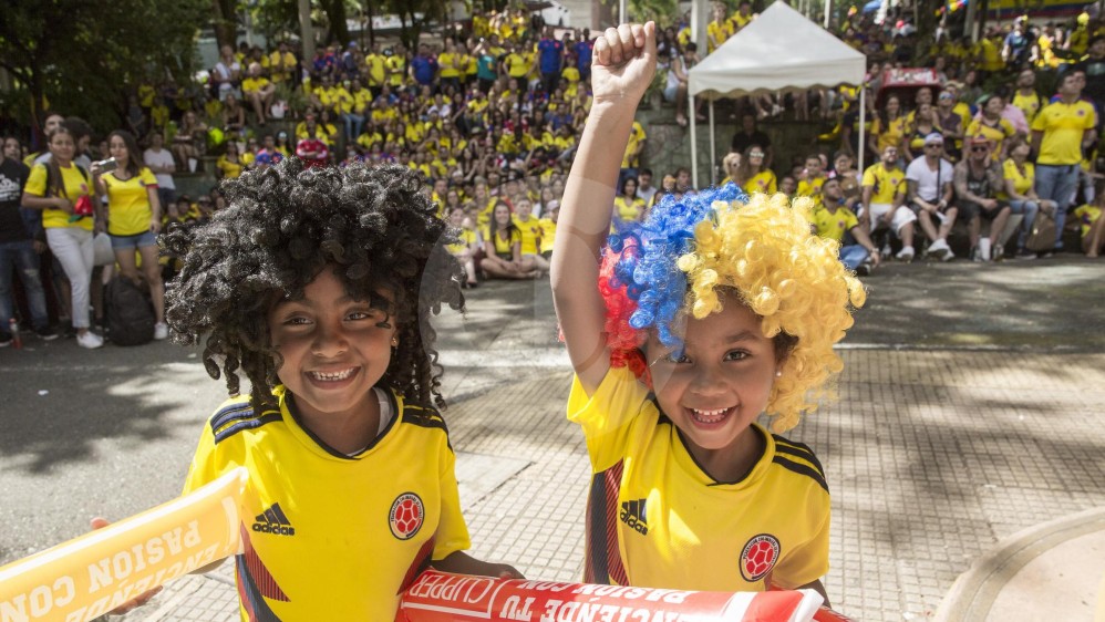 Los más pequeños se contagiaron de la alegría tricolor en la calles de Medellín. FOTO EDWIN BUSTAMANTE