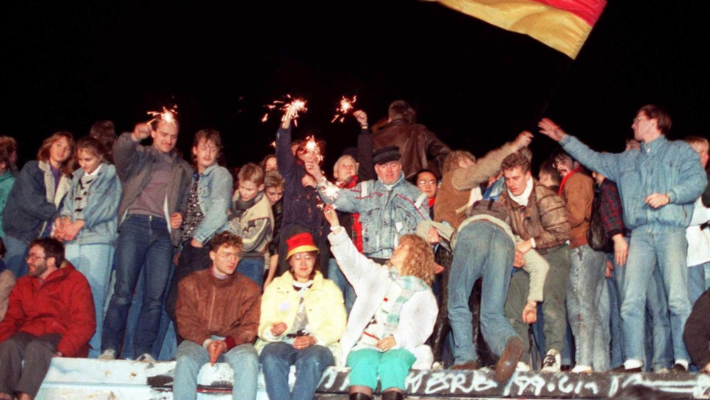 Jóvenes berlineses orientales celebran en lo alto del muro de Berlín. Foto de archivo tomada el 11 de noviembre de 1989. FOTO AFP