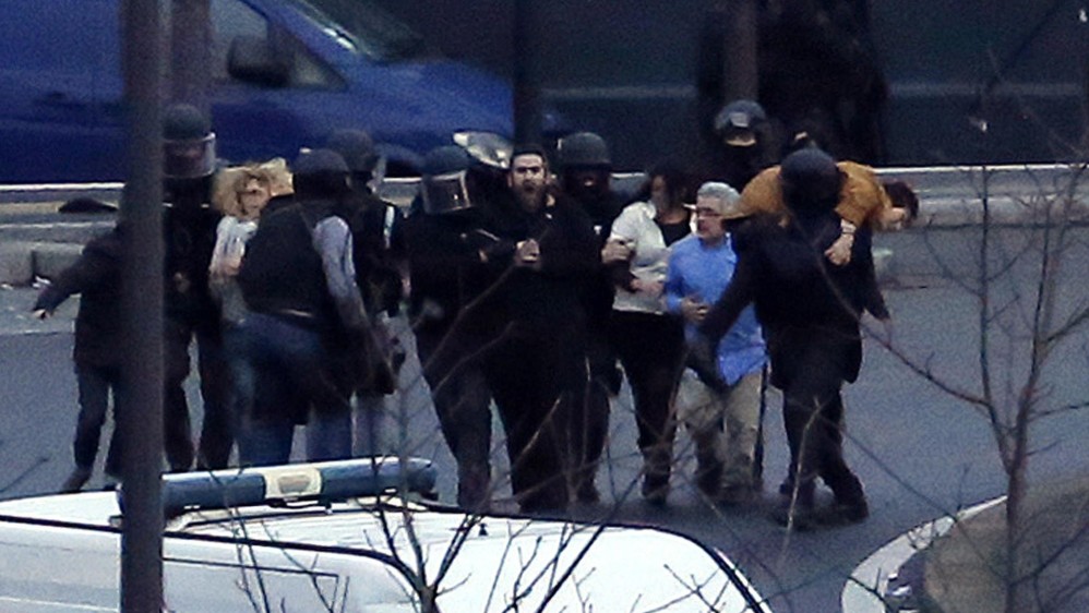 La policía puso fin a otra toma de rehenes en un supermercado judío en el este de París. FOTO AFP. 