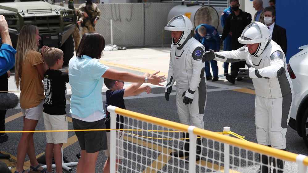 Como la misión se dio en medio de la pandemia, los tripulantes permanecieron en cuarentena y se sometieron a exámenes de covid-19. En la foto, los astronautas se despiden de sus familias. FOTO AFP