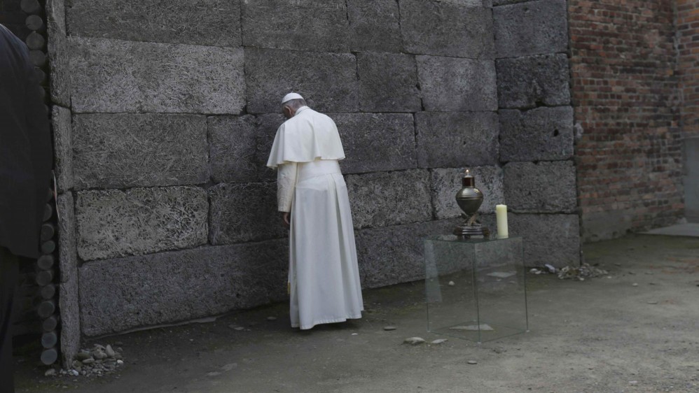 Antes del viaje, el Papa dijo que había llegado a la conclusión de que la oración silenciosa era la mejor forma de rendir homenaje a los muertos. FOTO Reuters