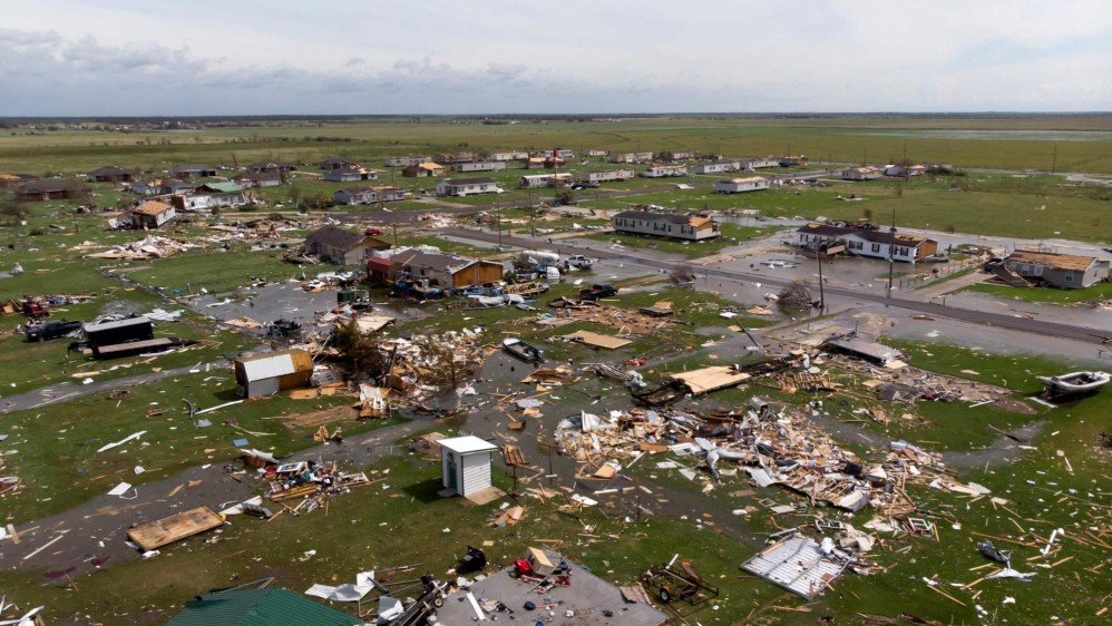 El huracán Laura, a su paso por el sur de Estados Unidos, dejó seis víctimas mortales, así como daños en viviendas y en una planta petroquímica.. FOTO AFP