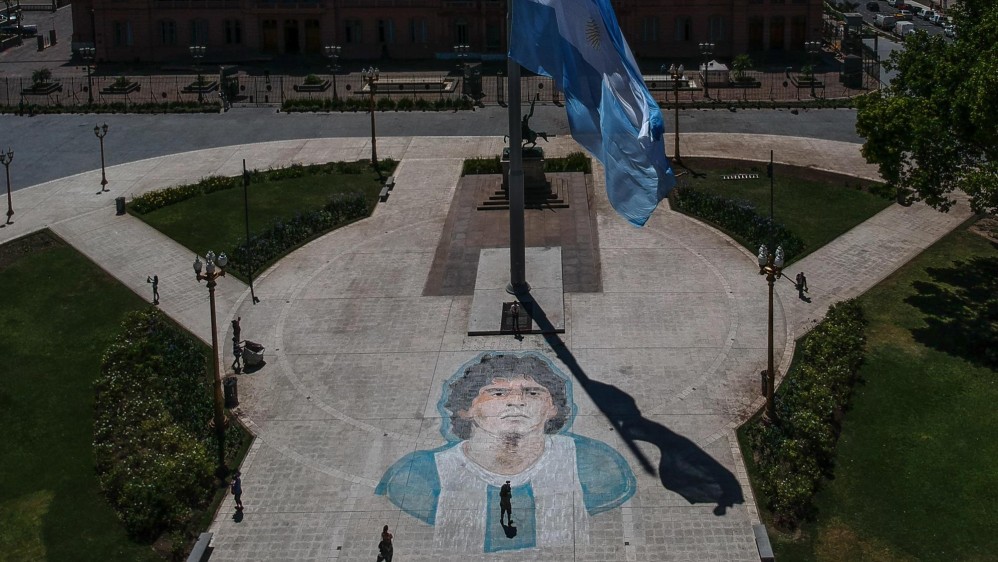 Fanáticos en el mundo le rindieron tributo a la leyenda del fútbol argentino Diego Armando Maradona enterrado en las afueras de Buenos Aires. El cortejo fúnebre recorrió unos 40 km desde la Casa Rosada, sede del Ejecutivo, donde se realizó la velación. Foto: EFE