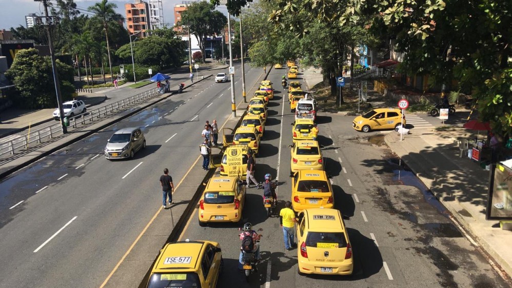 En la mañana del miércoles 10 de julio de 2019, marcharon por las vías de la ciudad alrededor de 5.000 taxistas, quienes protestaron a bordo de sus vehículos contra de los particulares que prestan el servicio de transporte a través de aplicaciones móviles. Foto: Santiago Mesa