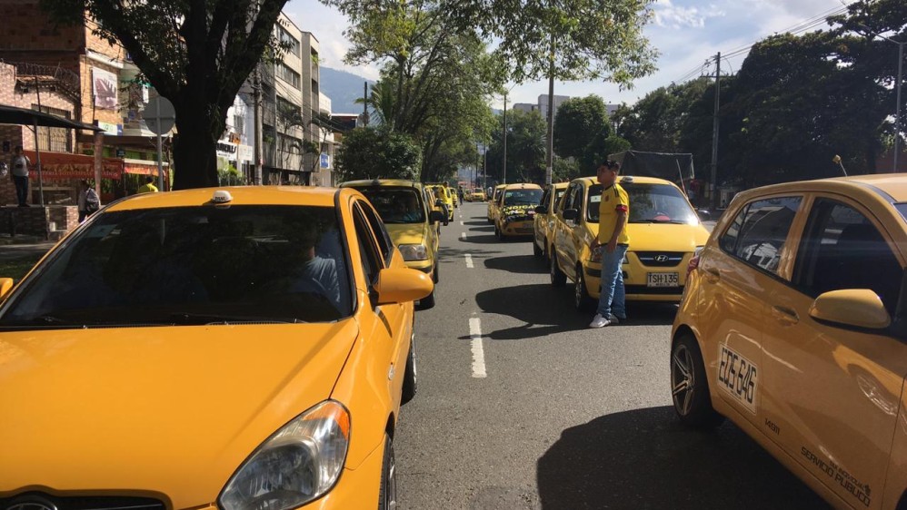 En la mañana del miércoles 10 de julio de 2019, marcharon por las vías de la ciudad alrededor de 5.000 taxistas, quienes protestaron a bordo de sus vehículos contra de los particulares que prestan el servicio de transporte a través de aplicaciones móviles. Foto: Santiago Mesa