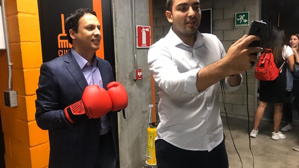 El candidato Santiago Gómez se puso los guantes para subirse al Ring Electoral. FOTO ESTEBAN VANEGAS