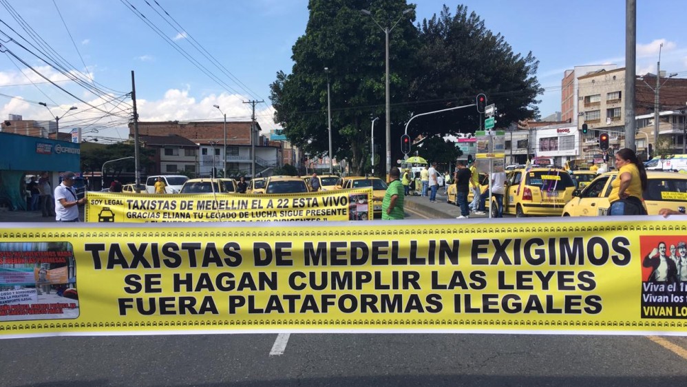 “La exigencia que se le hace al secretario de Movilidad y al alcalde Federico Gutiérrez es que cumpla la norma”, dijo Darío Duque, presidente de la asociación Taxistas Presentes. Foto: Santiago Mesa