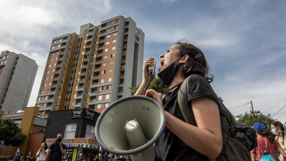 La protesta de las personas también era por el cese a cualquier tipo de violencia contra las mujeres. Foto: Camilo Suárez