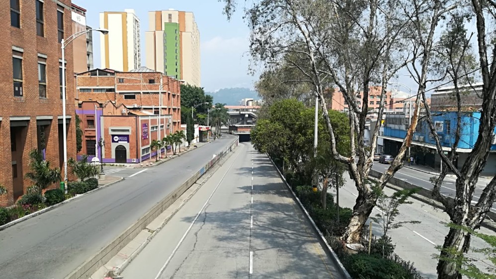 Avenida oriental, por el centro comercial Villanueva. FOTO MANUEL SALDARRIAGA