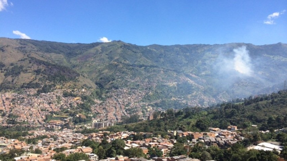 Por tercera vez en menos de 48 horas, el sábado las llamas consumieron parte del bosque de la ladera oriental de Medellín, en límites con el corregimiento de Santa Elena. FOTO RUBÉN DARÍO TANGARIFE CARDONA