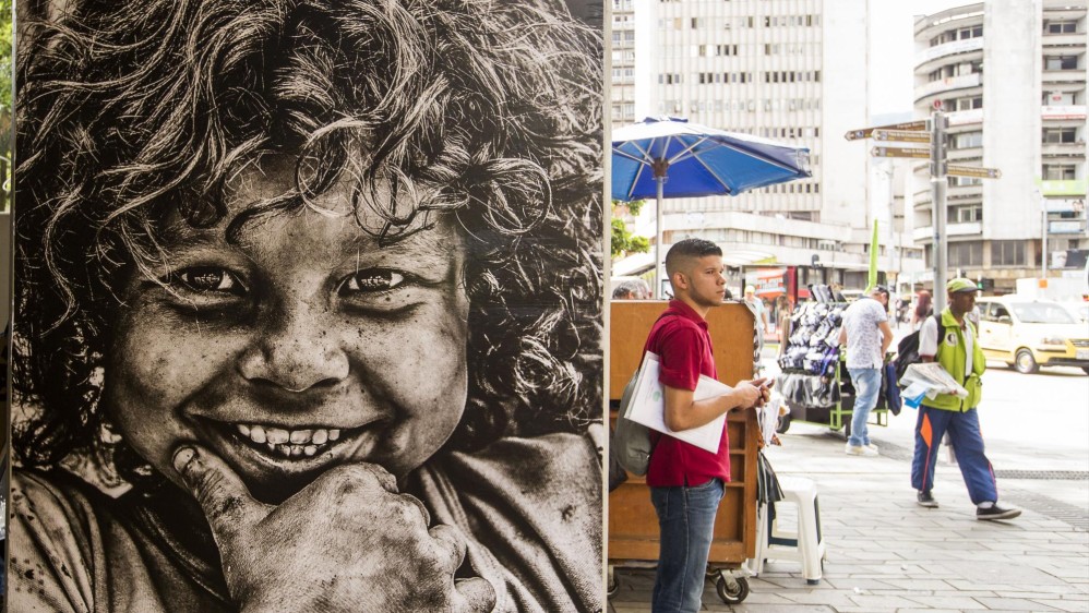 La obra Identidades está compuesta por 32 retratos en blanco y negro de gran formato, que están ubicados en los bajos de la estación Parque Berrío del Metro de Medellín. Foto: Julio César Herrera