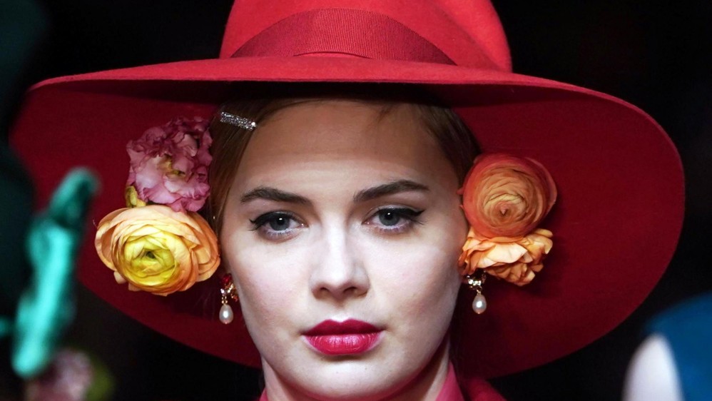 Una modelo presenta una creación de Dolce y Gabbana durante la Semana de la Moda de Milán. Foto: EFE