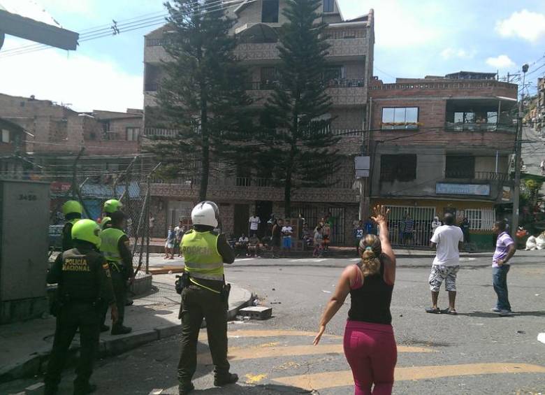 La asonada se desató, al parecer, cuando la comunidad trató de evitar una captura que realizaba la Policía. FOTO CORTESÍA TELEANTIOQUIA NOTICIAS