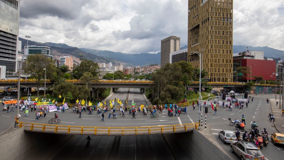 Las centrales obreras marcharon este jueves en Medellín en apoyo al paro Nacional, para reclamar al Gobierno el cumplimiento del pliego de peticiones formulado por el Comité Nacional de Paro. Foto: Edwin Bustamante.