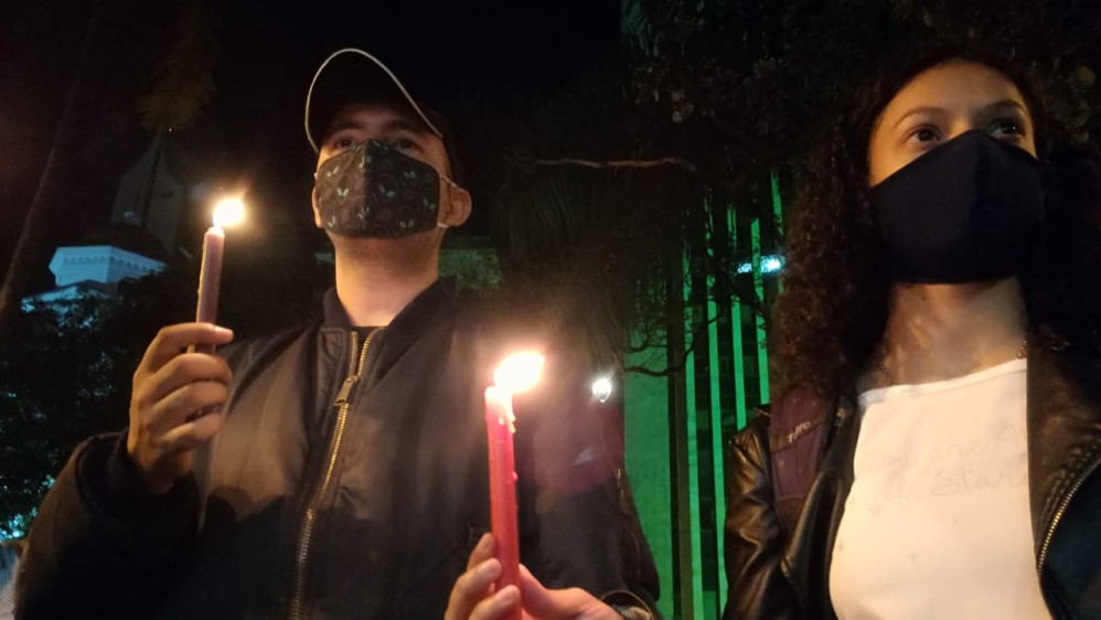 Hacia las 7 de la noche, unas 50 personas llegaron al Parque Berrío con el fin de manifestarse a favor de la vida y en contra del abuso policial. FOTO MANUEL SALDARRIAGA